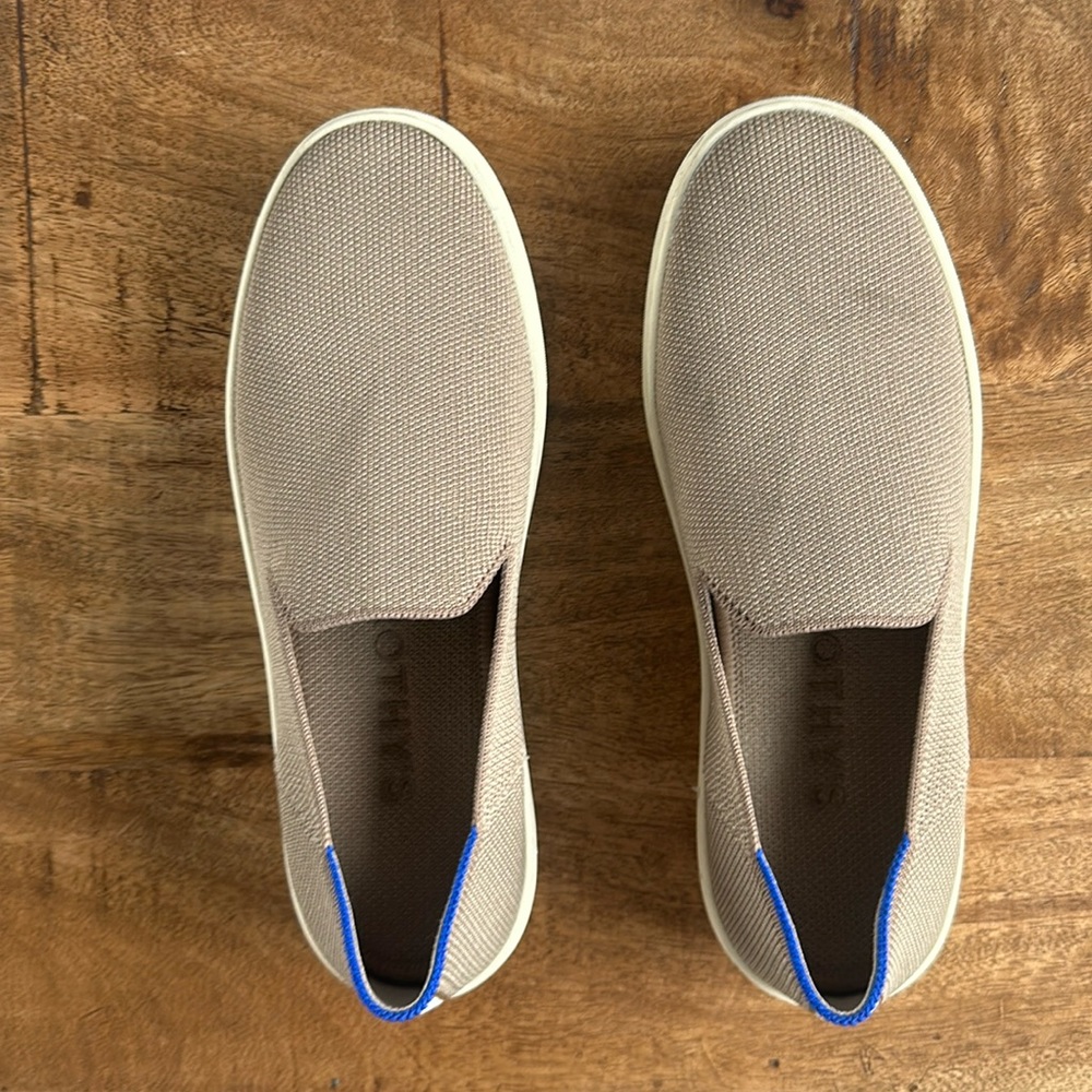 Rothy’s OG sneaker in Latte. Women’s 6.5